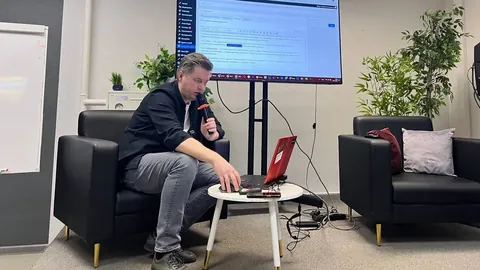 Александр Евстигнеев разбирает проект ученика на занятии школы маркетинга